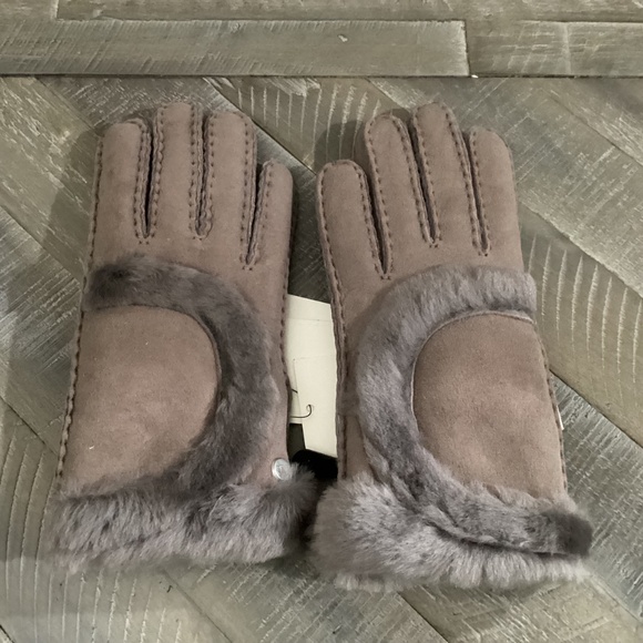 UGG Genuine Shearling Suede Gloves, size S - Picture 4 of 8